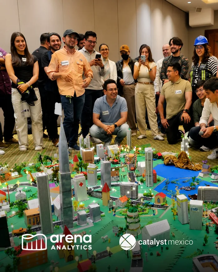 Participantes de City build trabajando en equipo