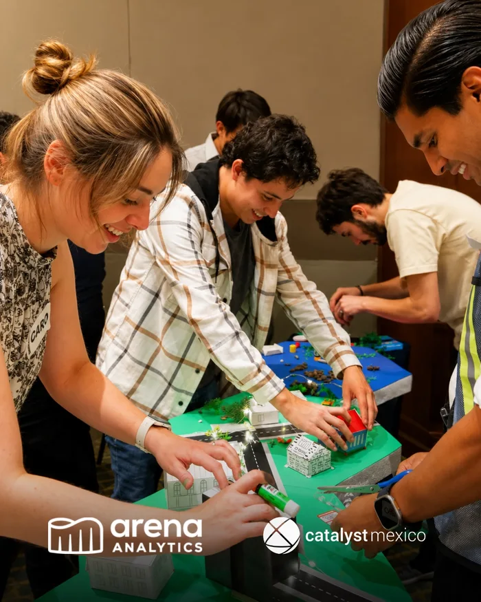 Participantes de City build trabajando en equipo
