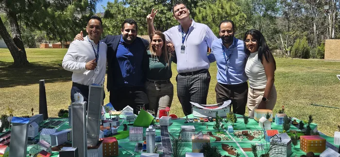 Participantes de City build trabajando en equipo