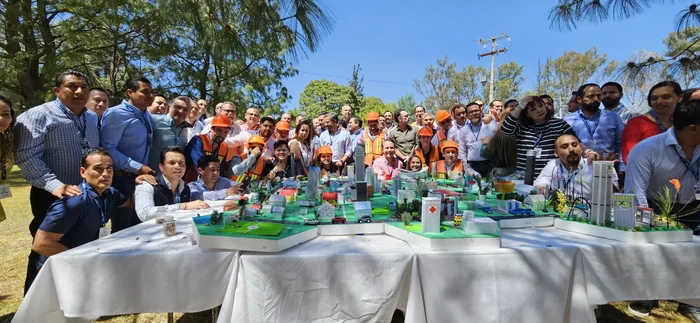 Participantes de City build trabajando en equipo