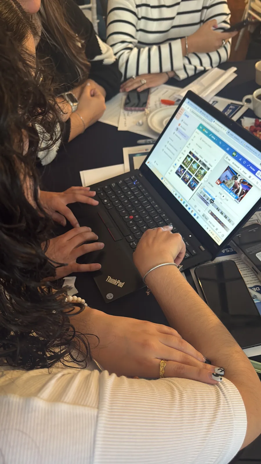 Colaboradores en plena dinámica de Commercial Break AI