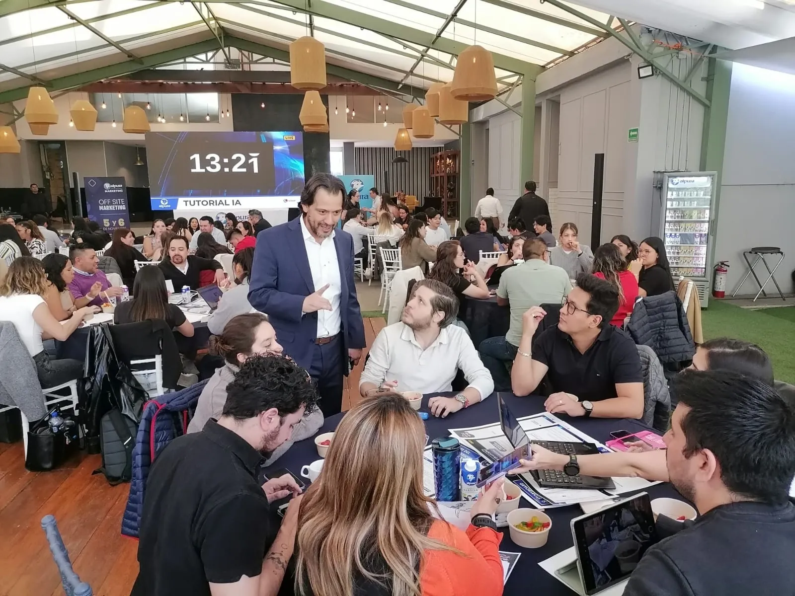 Participantes de Commercial Break AI trabajando en equipo