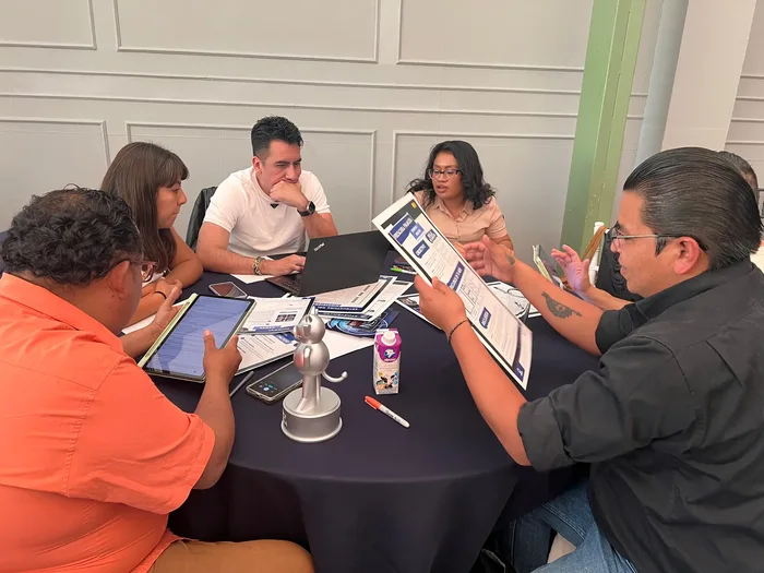 Equipo corporativo durante Commercial Break, actividad de integración