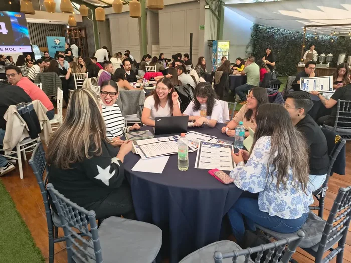 Participantes de Commercial Break trabajando en equipo