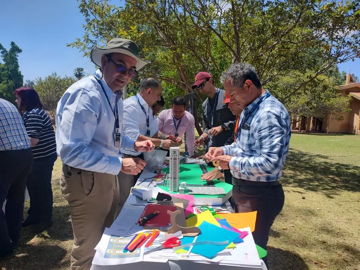 Colaboradores en plena dinámica de Commercial Break