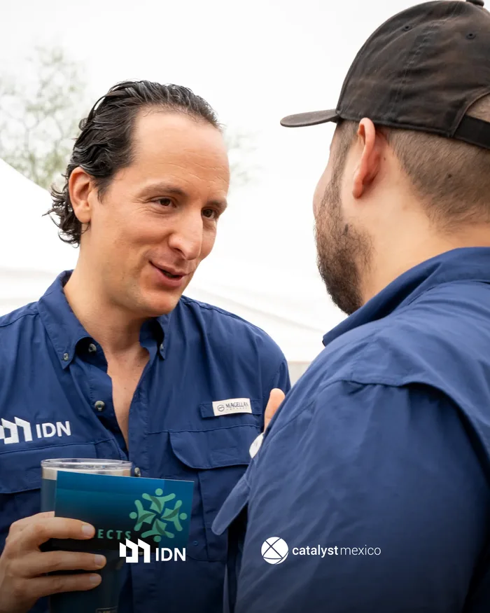 Colaboradores en plena dinámica de Connects