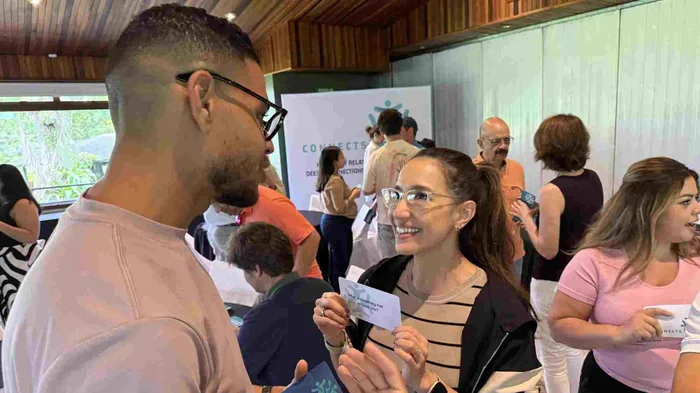 Participantes de Connects trabajando en equipo