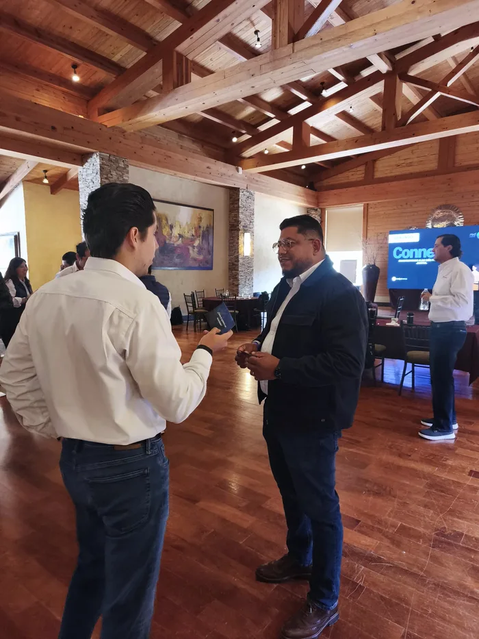 Colaboradores en plena dinámica de Connects