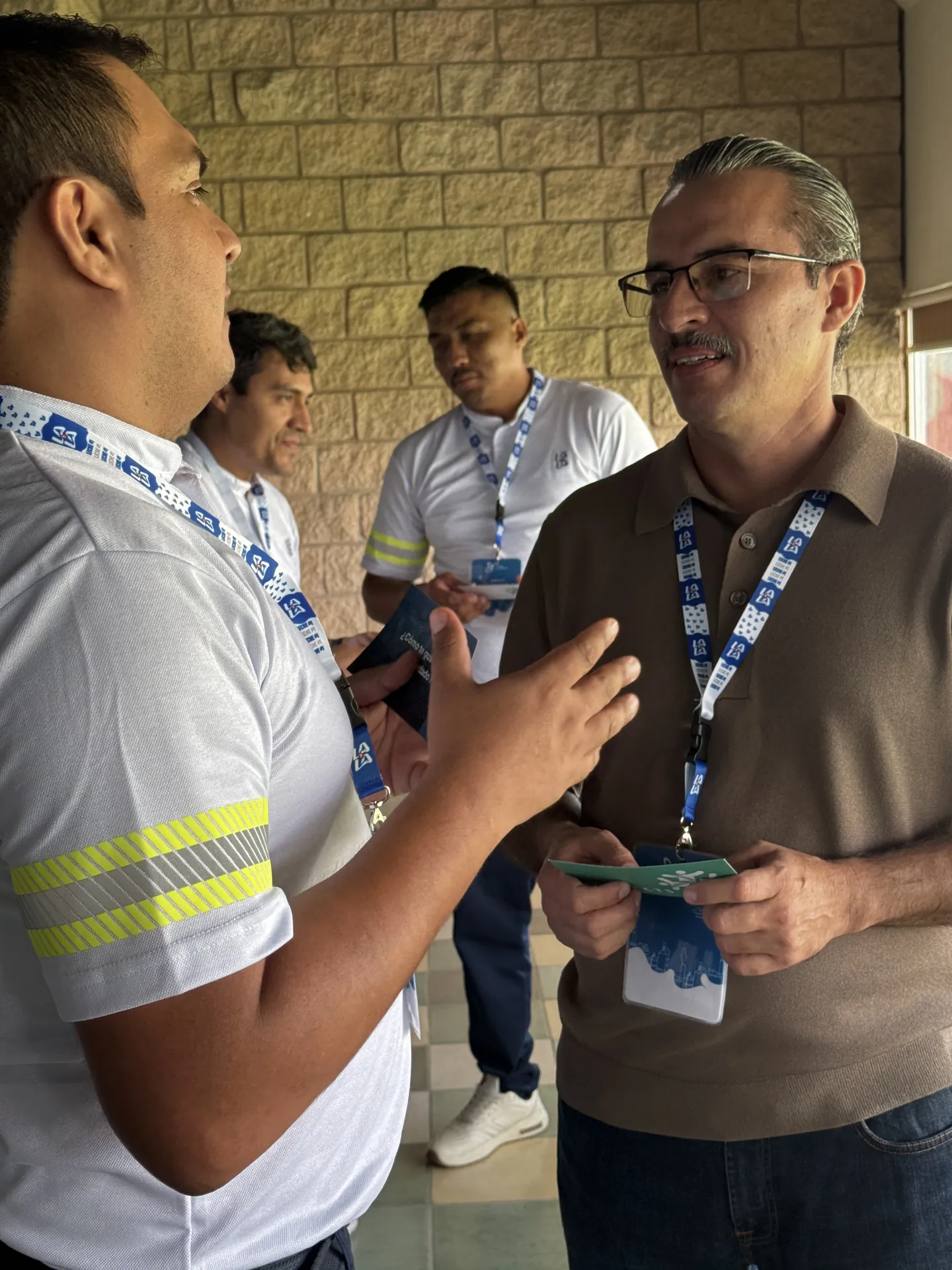 Participantes de Connects trabajando en equipo