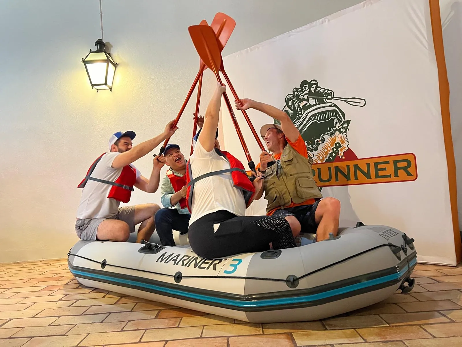 Colaboradores en plena dinámica de River Runner