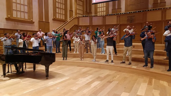Colaboradores en plena dinámica de Crescendo