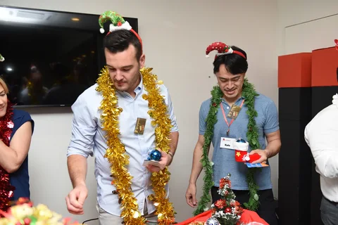 Colaboradores en plena dinámica de Twelve Teams of Christmas