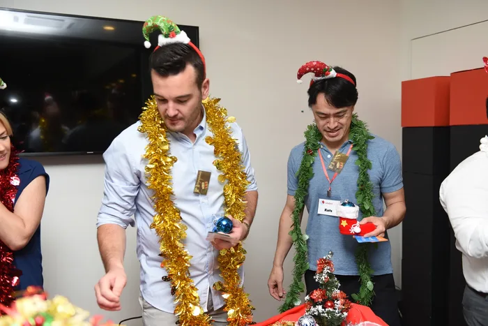 Equipo corporativo durante Twelve Teams of Christmas, actividad de integración