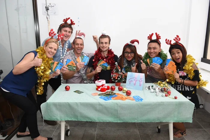 Participantes de Twelve Teams of Christmas trabajando en equipo