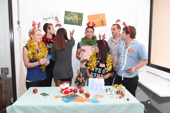 Colaboradores en plena dinámica de Twelve Teams of Christmas
