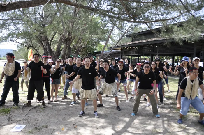 Colaboradores en plena dinámica de Two Tribes