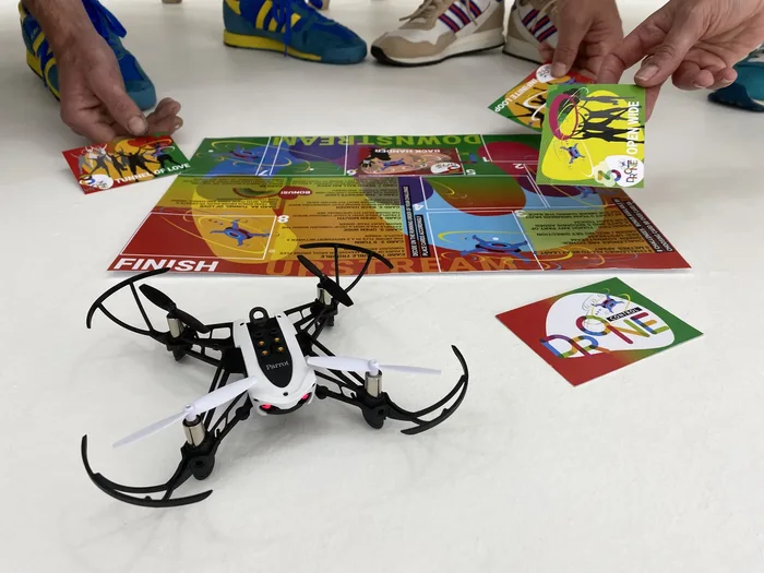Equipo corporativo durante Drone Control, actividad de integración