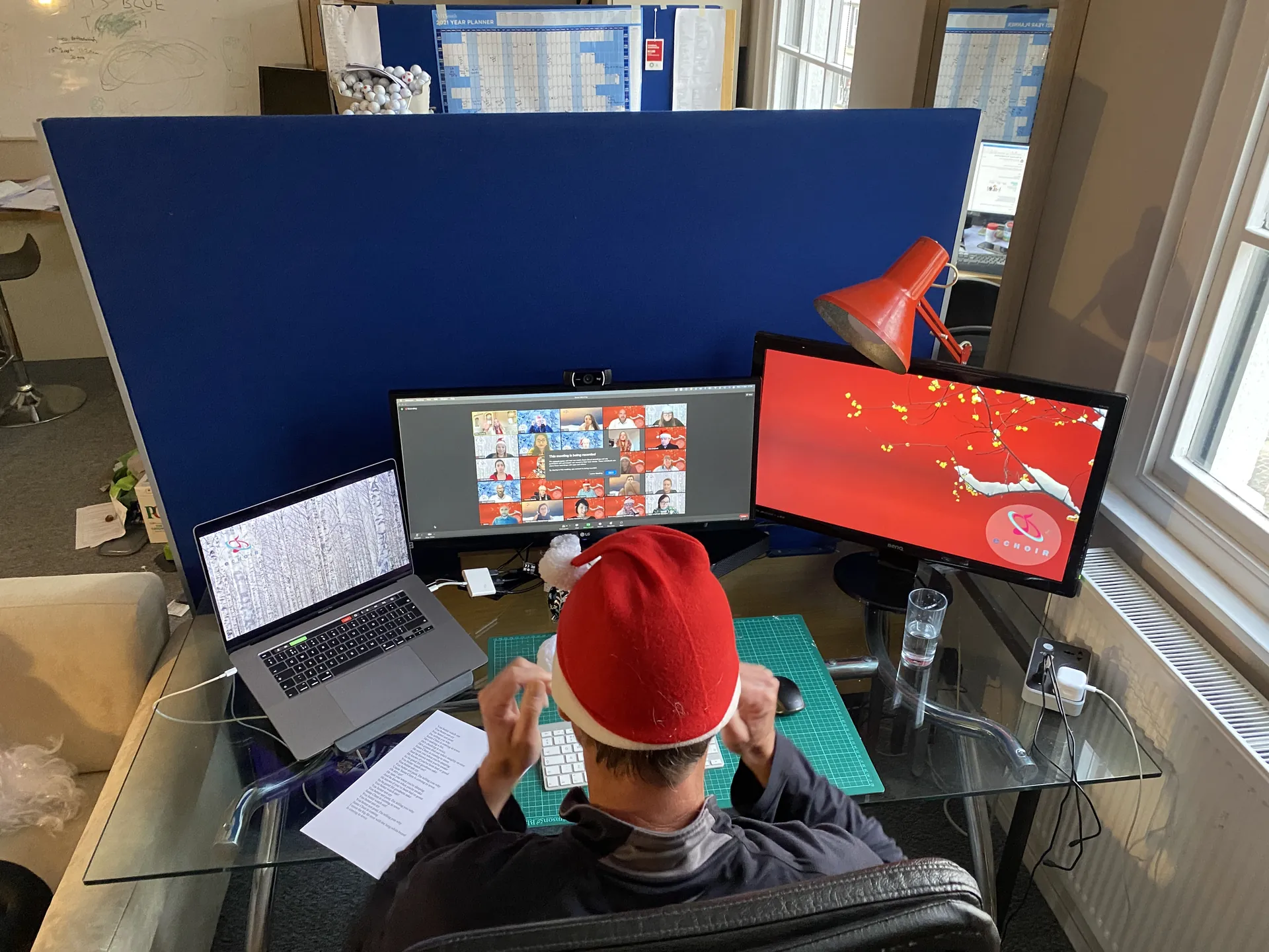 Colaboradores jugando E Choir Festive a distancia