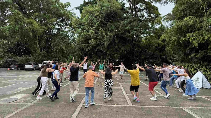 Colaboradores en plena dinámica de Eco Pyramid