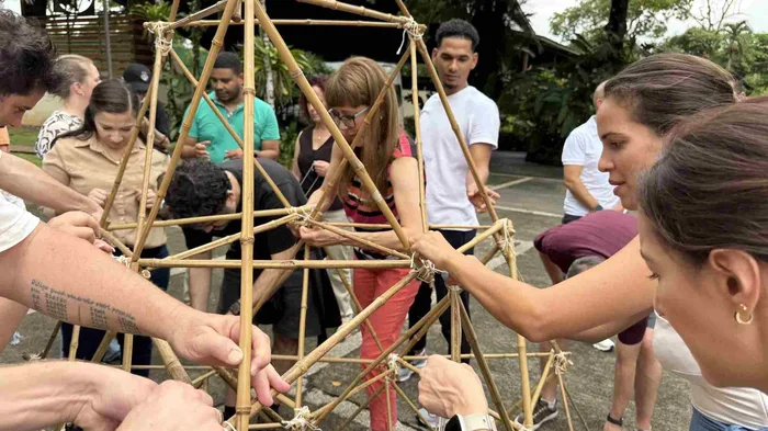 Equipo corporativo durante Eco Pyramid, actividad de integración