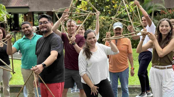 Participantes de Eco Pyramid trabajando en equipo