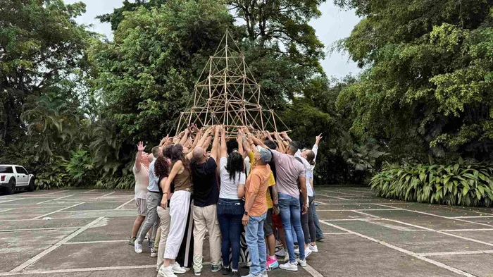 Equipo corporativo durante Eco Pyramid, actividad de integración