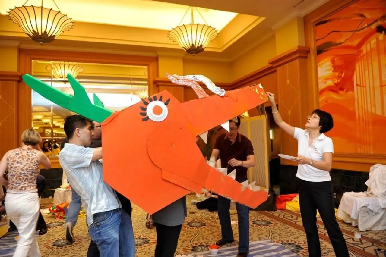 Colaboradores en plena dinámica de Dragon Squad