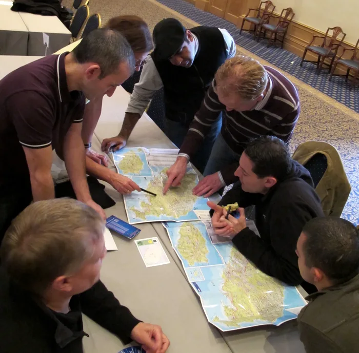 Colaboradores en plena dinámica de Discovery Challenge
