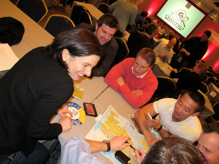 Colaboradores en plena dinámica de Discovery Challenge