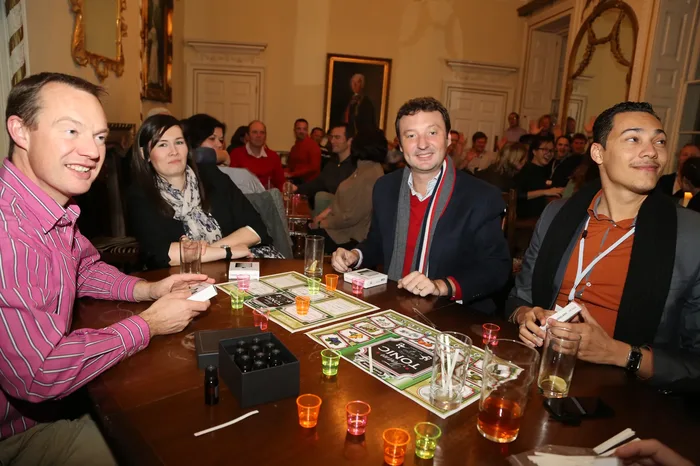 Colaboradores en plena dinámica de Team Tonic