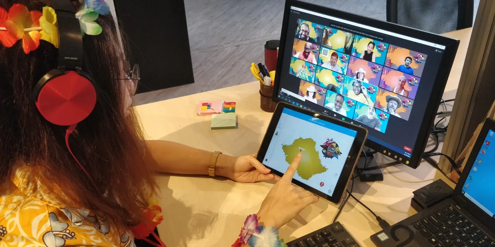 Colaboradores en plena dinámica de Escape the Island