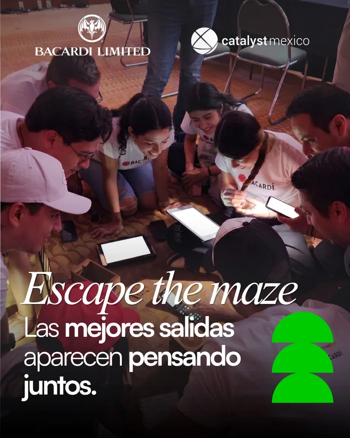 Colaboradores en plena dinámica de Escape the Maze