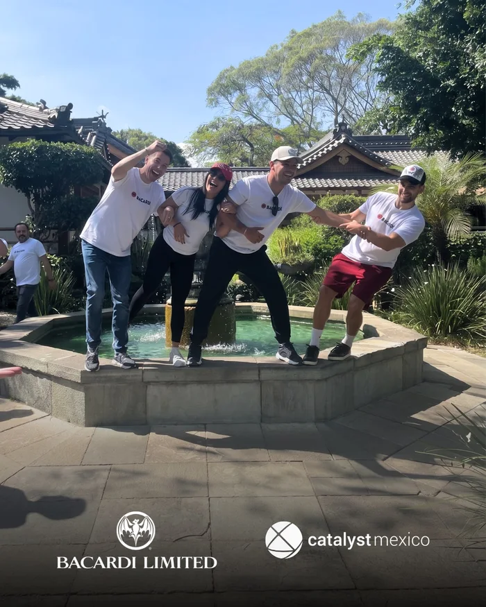 Equipo corporativo durante Escape the Maze, actividad de integración