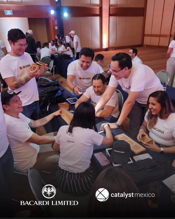 Participantes de Escape the Maze trabajando en equipo