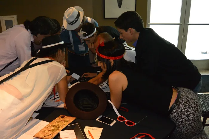 Participantes de Escape The Mob trabajando en equipo