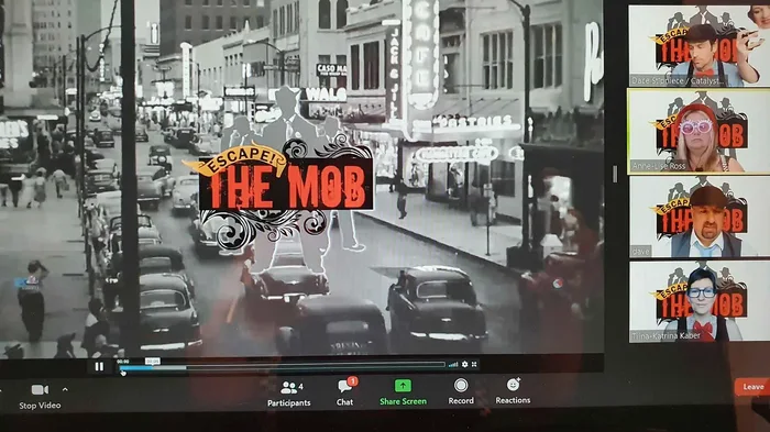 Equipo remoto durante Escape the Mob - Online, actividad de integración en línea
