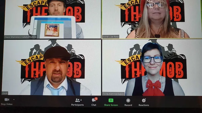 Colaboradores jugando Escape the Mob - Online a distancia