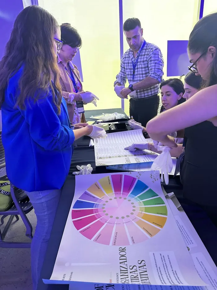 Colaboradores en plena dinámica de Essence of excellence