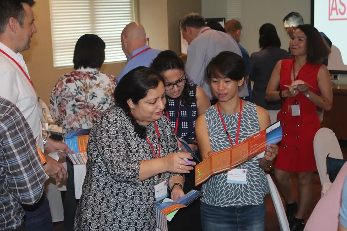 Participantes de Knowing Me Knowing You - Work Styles trabajando en equipo