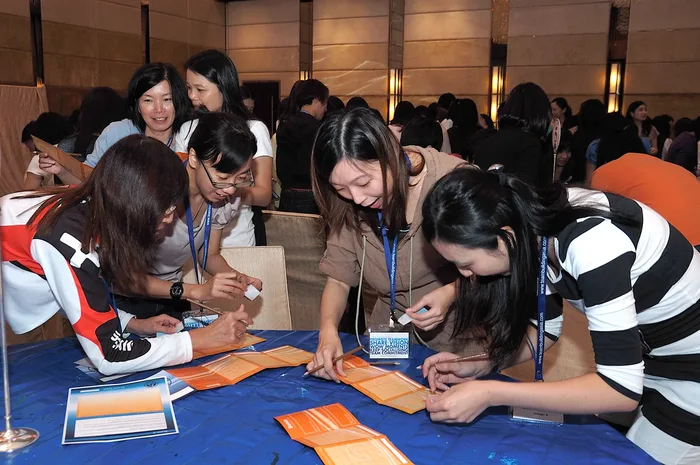 Colaboradores en plena dinámica de Knowing Me Knowing You - Work Styles