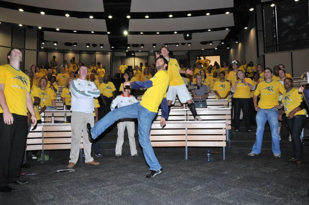 Colaboradores en plena dinámica de Fever Pitch