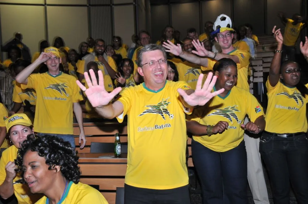 Participantes de Fever Pitch trabajando en equipo
