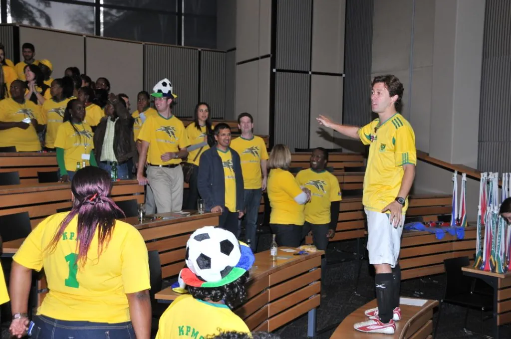 Colaboradores en plena dinámica de Fever Pitch