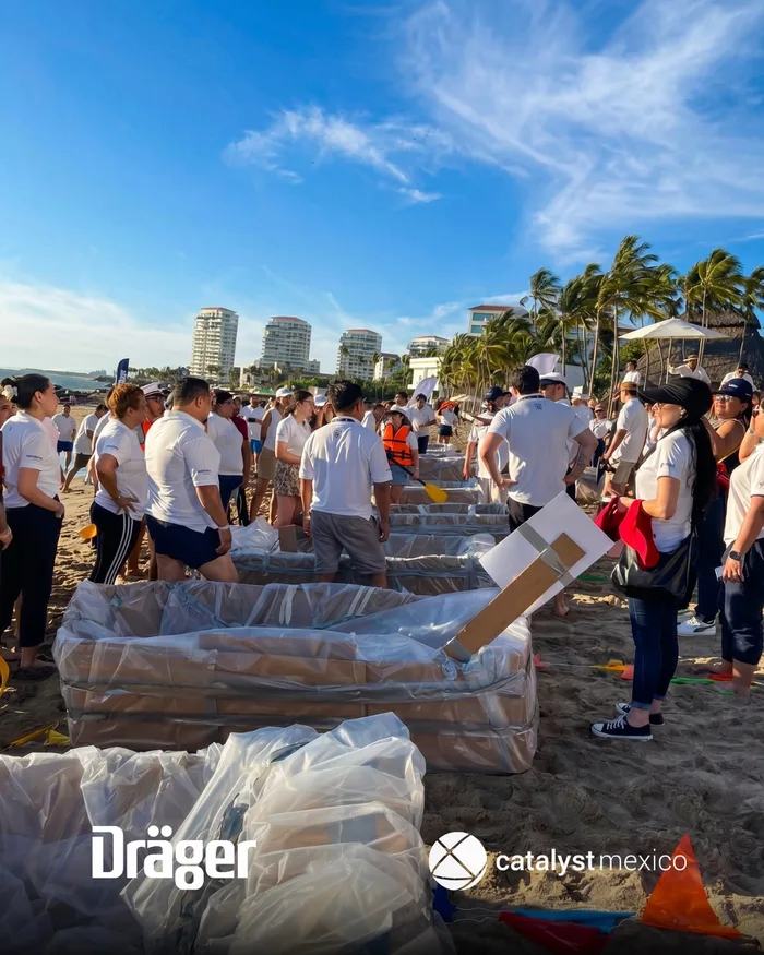 Participantes de Flat Out Afloat trabajando en equipo