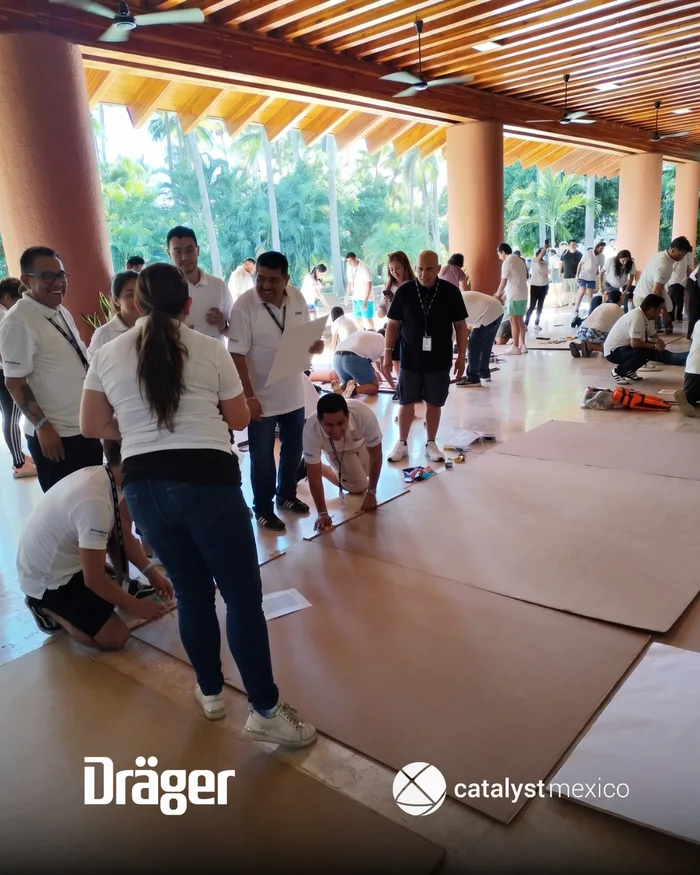 Participantes de Flat Out Afloat trabajando en equipo