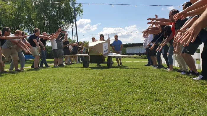 Colaboradores en plena dinámica de Flat Out Aviator