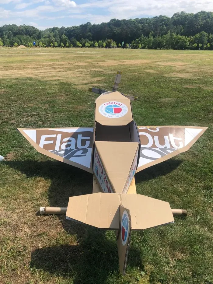 Equipo corporativo durante Flat Out Aviator, actividad de integración
