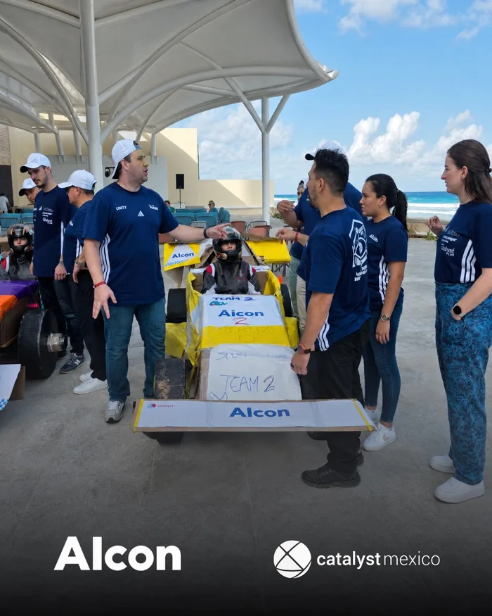 Participantes de Flat Out Formula One trabajando en equipo