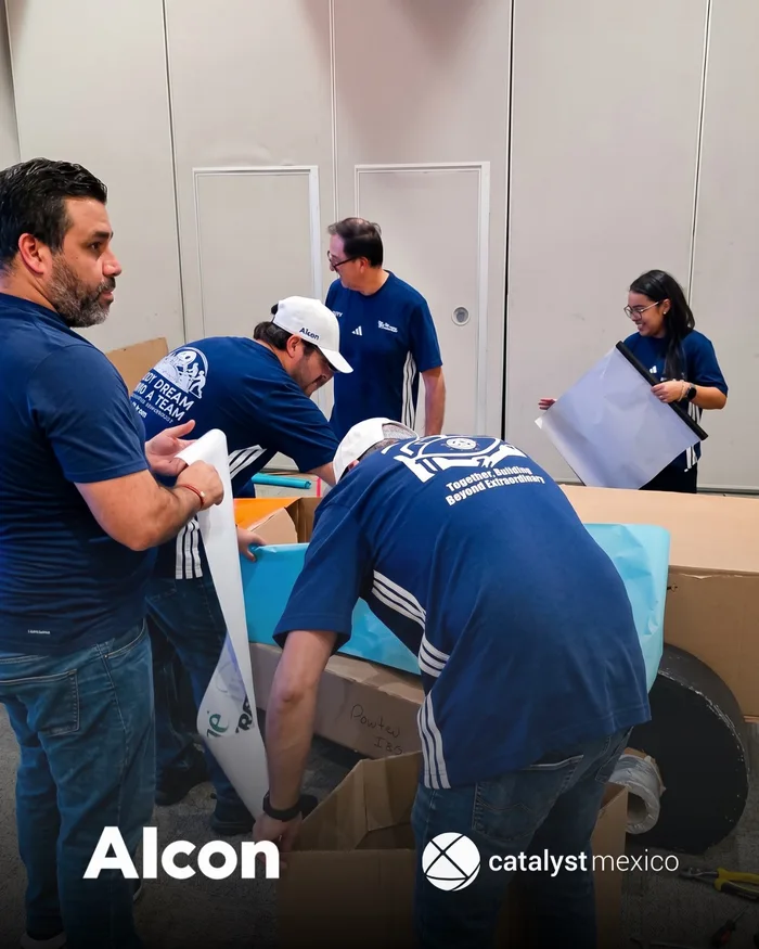 Participantes de Flat Out Formula One trabajando en equipo