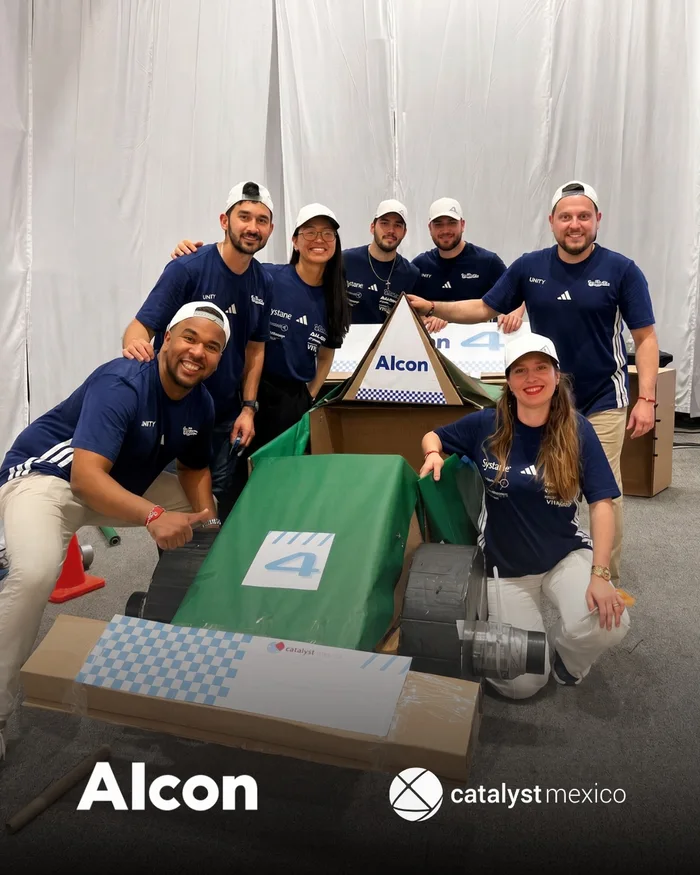 Colaboradores en plena dinámica de Flat Out Formula One